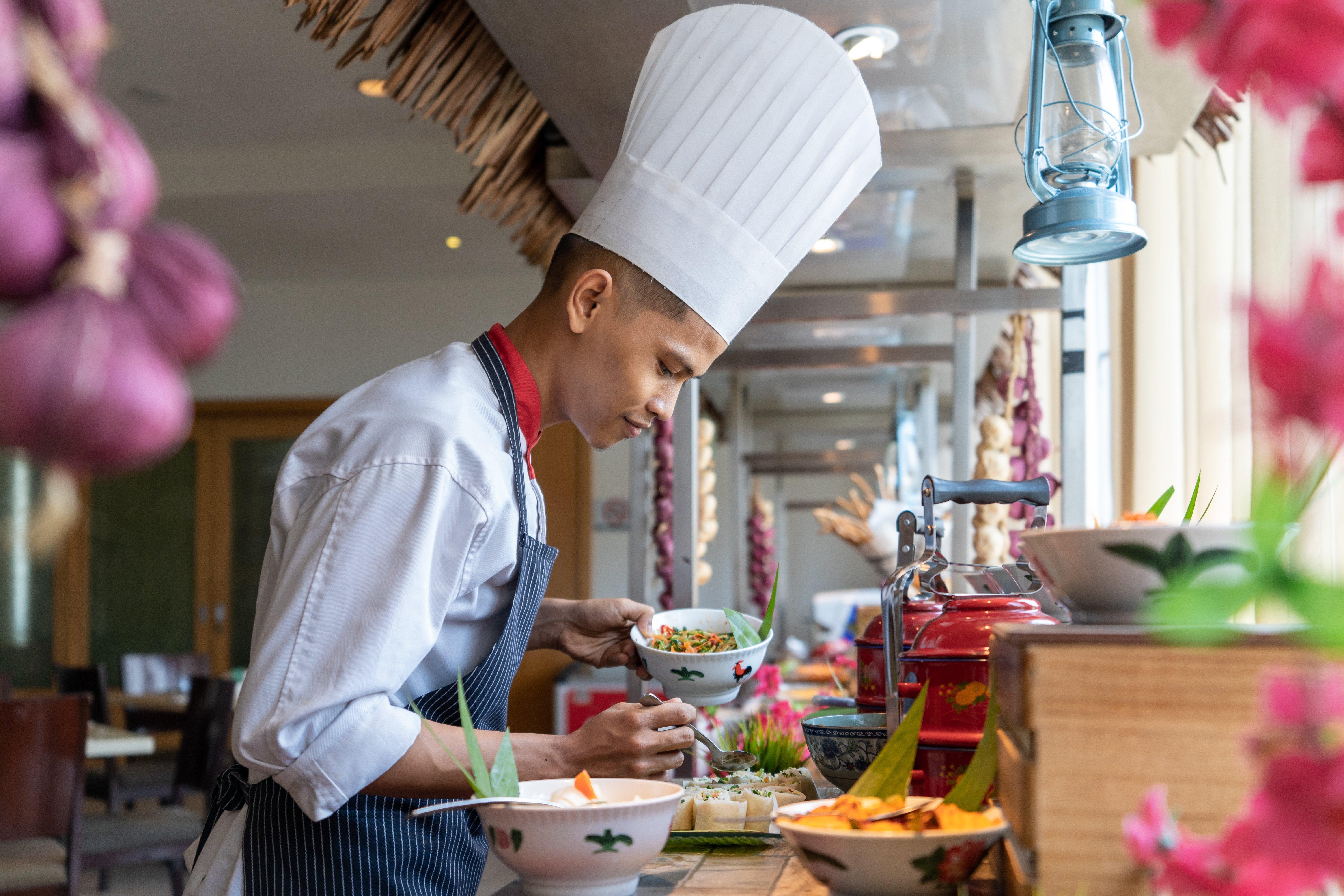 Holiday Inn Melaka By Ihg Kültér fotó A chef at work
