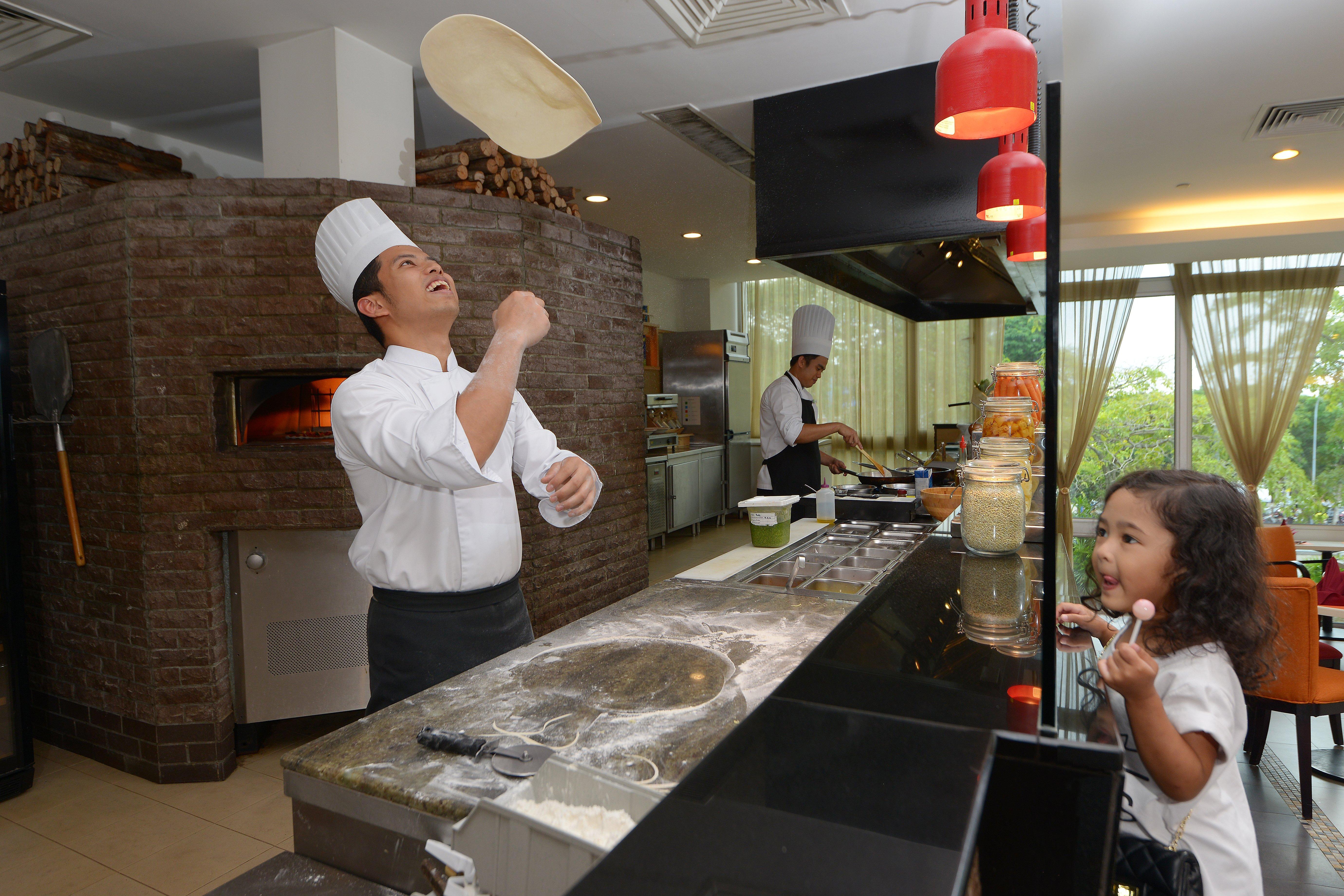 Holiday Inn Melaka By Ihg Kültér fotó Chef throwing pizza dough