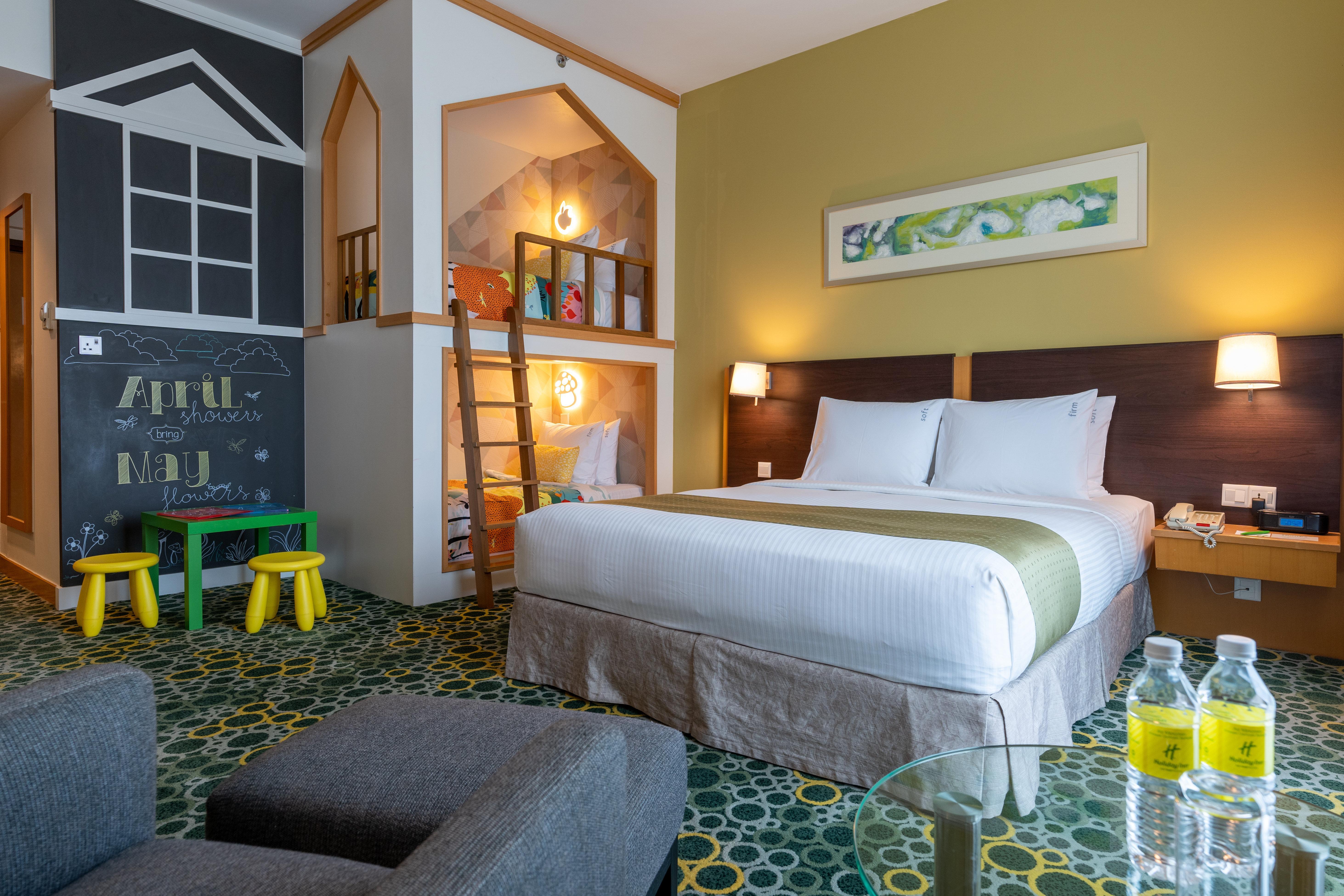 Holiday Inn Melaka By Ihg Kültér fotó Family room at the hotel