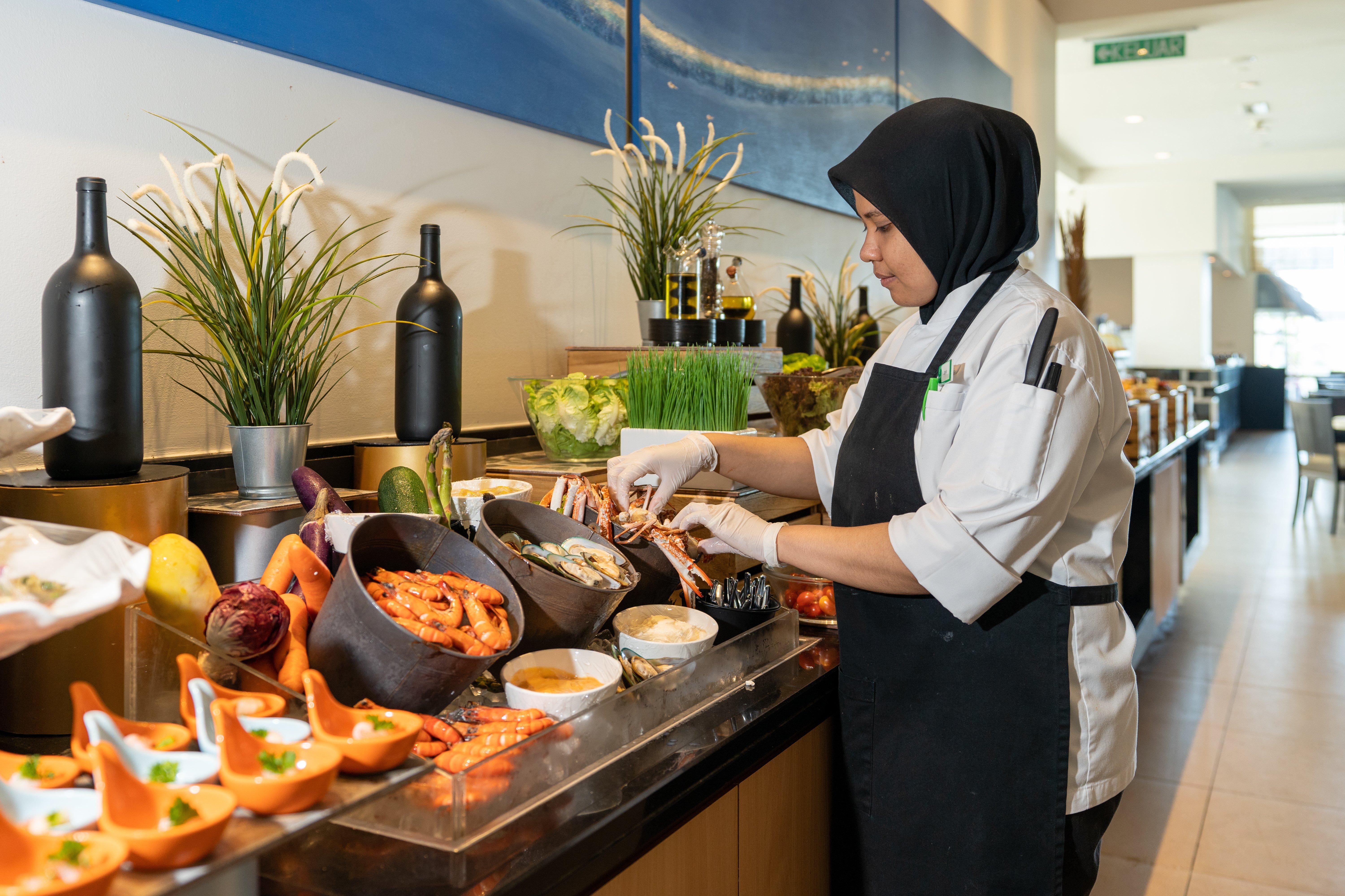 Holiday Inn Melaka By Ihg Kültér fotó A female chef working at the airport