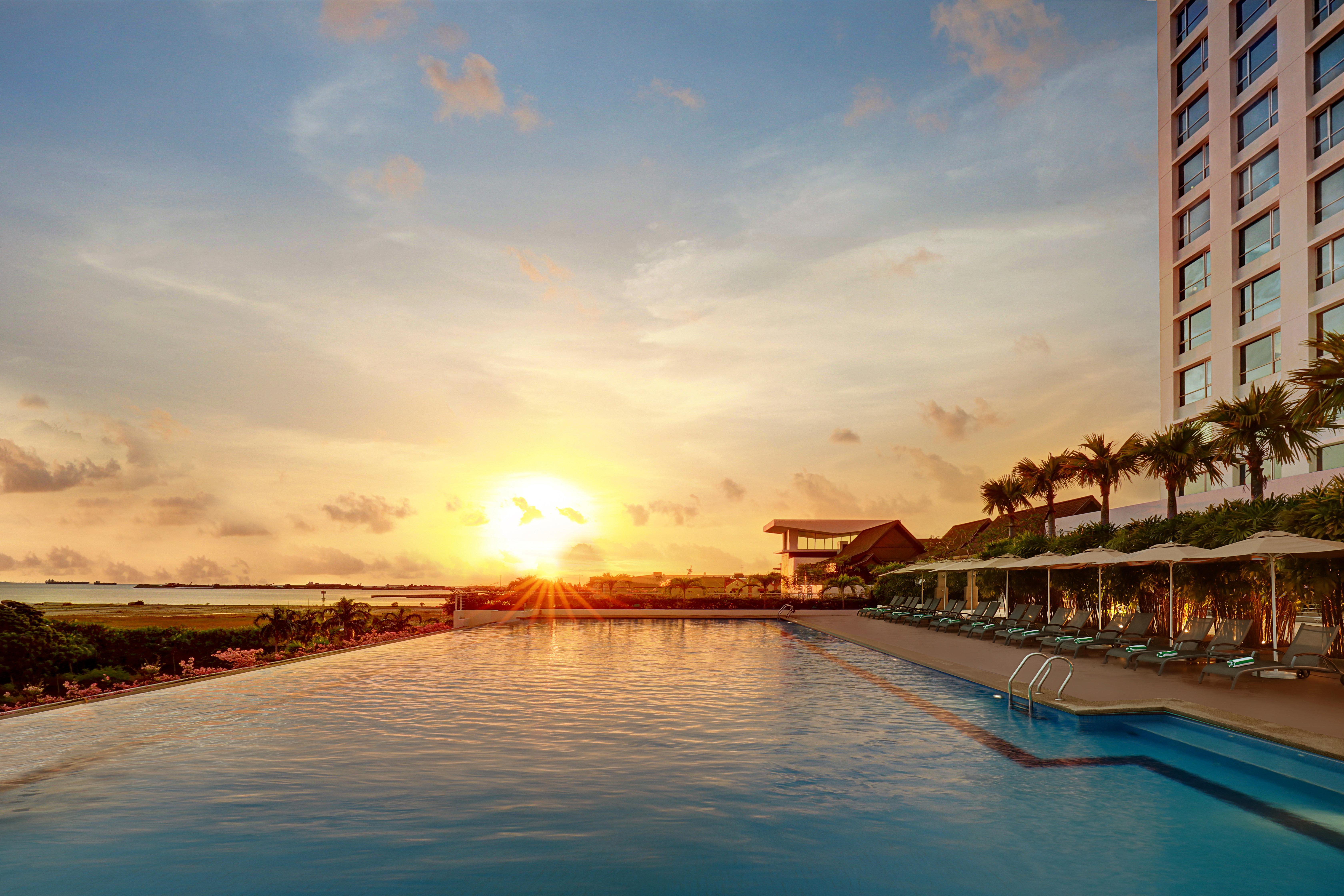 Holiday Inn Melaka By Ihg Kültér fotó Sunset at the pool