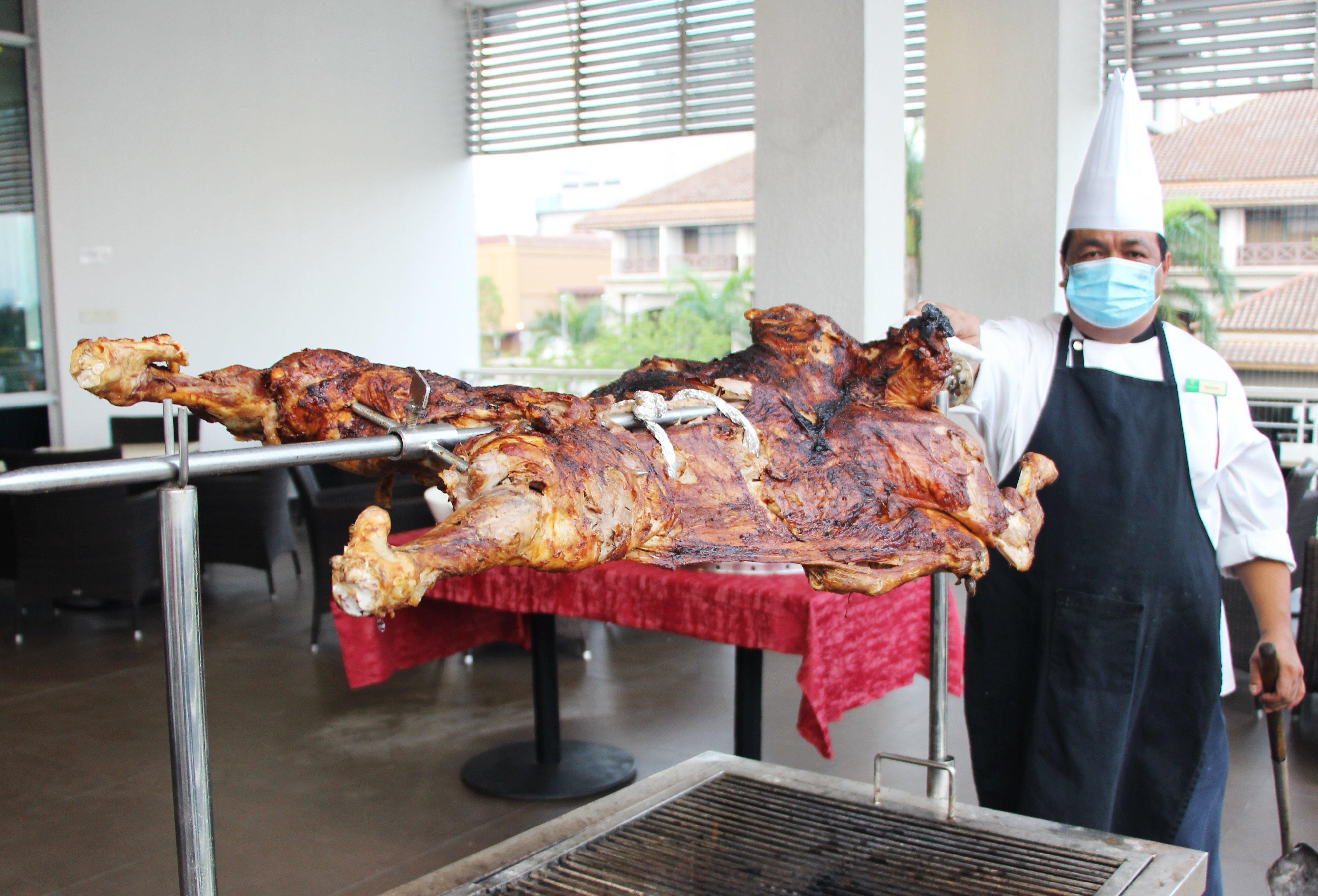 Holiday Inn Melaka By Ihg Kültér fotó A whole roast ox