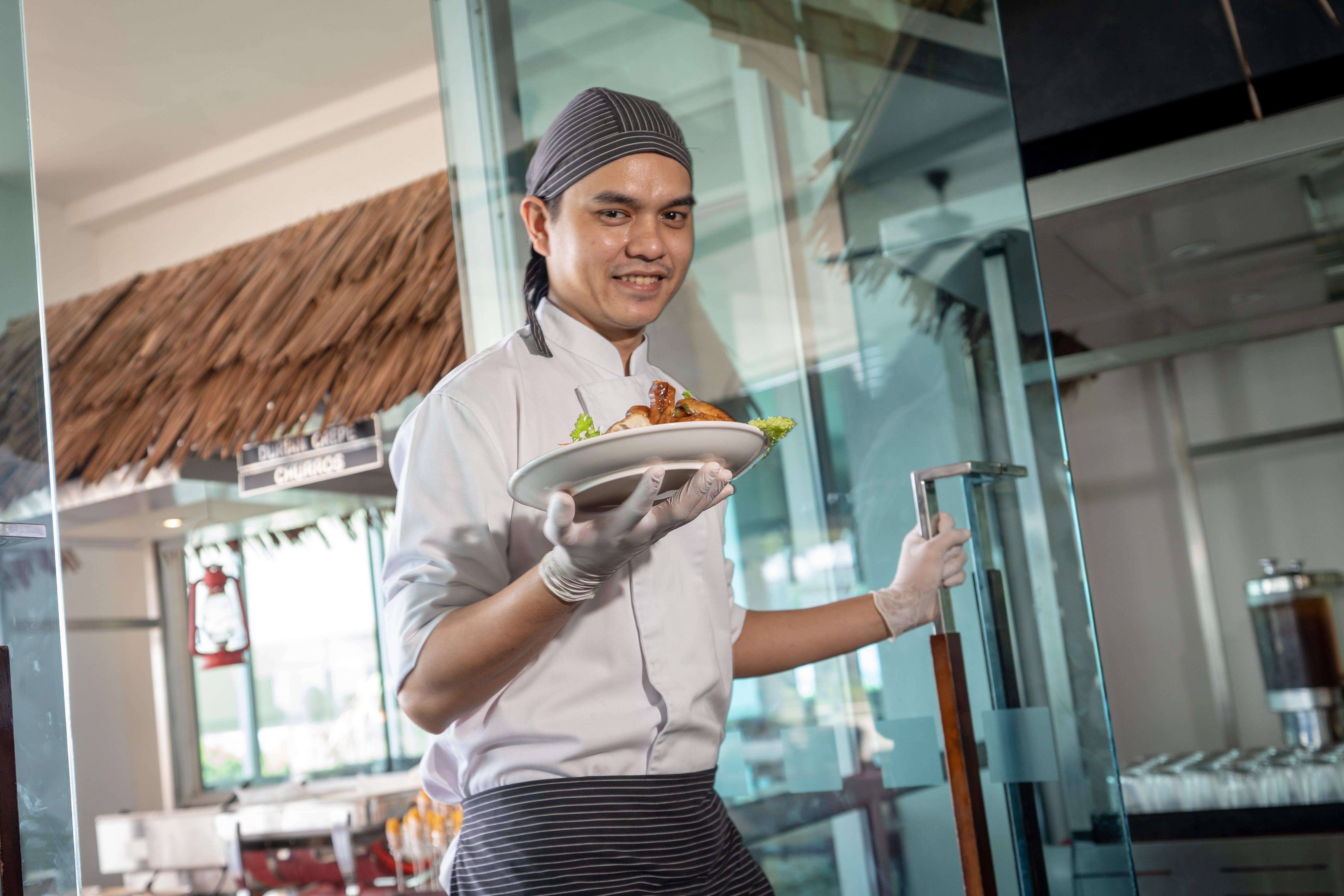Holiday Inn Melaka By Ihg Kültér fotó A Thai chef