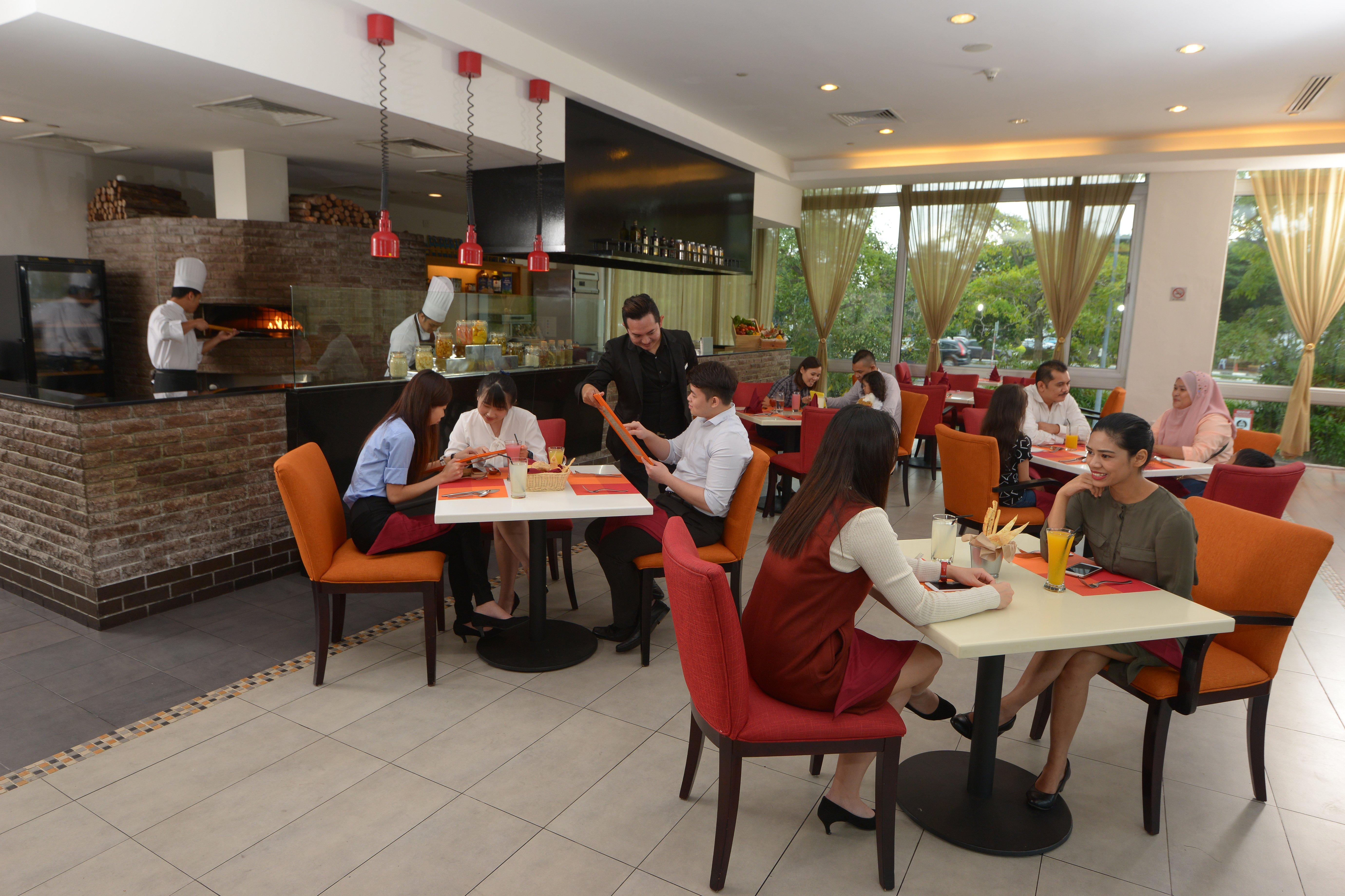 Holiday Inn Melaka By Ihg Kültér fotó Pizza Hut in Kuala Lumpur, Malaysia