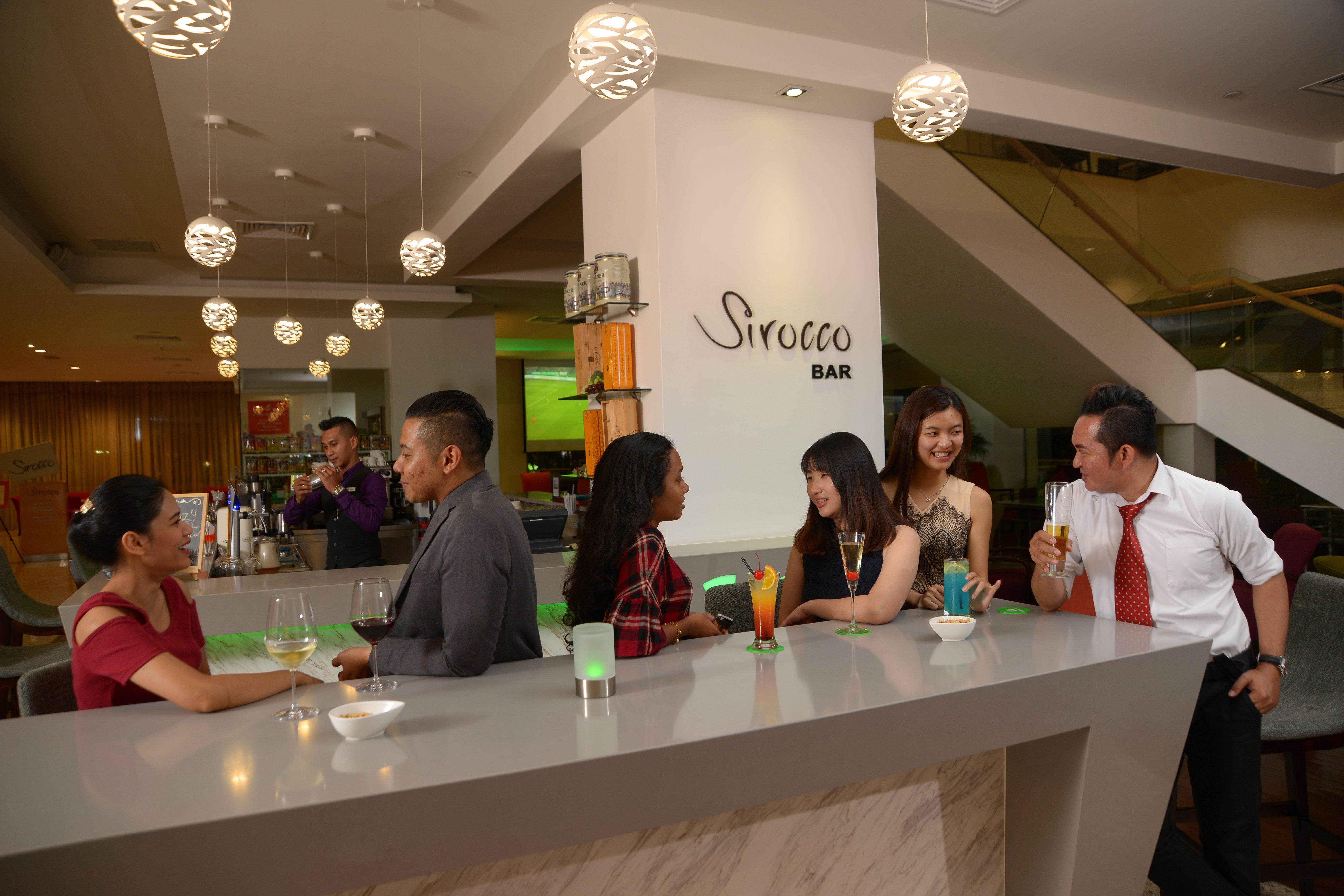 Holiday Inn Melaka By Ihg Kültér fotó Sirocco Bar