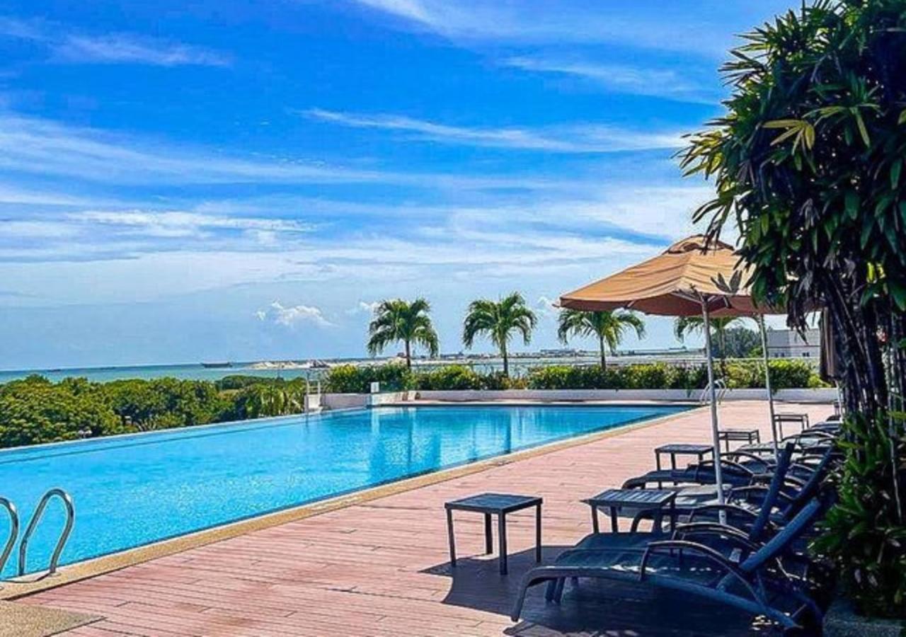 Holiday Inn Melaka By Ihg Kültér fotó Infinity pool at the 10th floor of the hotel