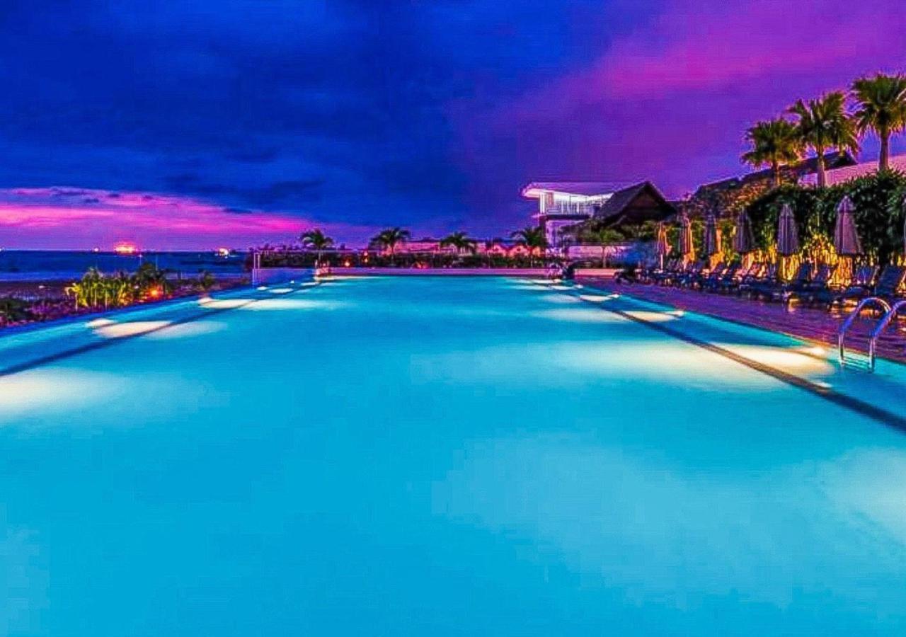 Holiday Inn Melaka By Ihg Kültér fotó Infinity pool at the Hard Rock Hotel in Cancun, Mexico