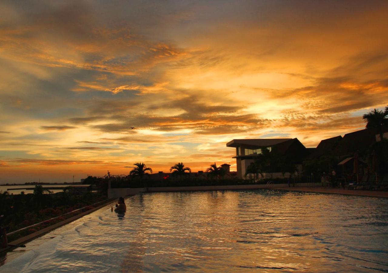 Holiday Inn Melaka By Ihg Kültér fotó Sunset at the beach