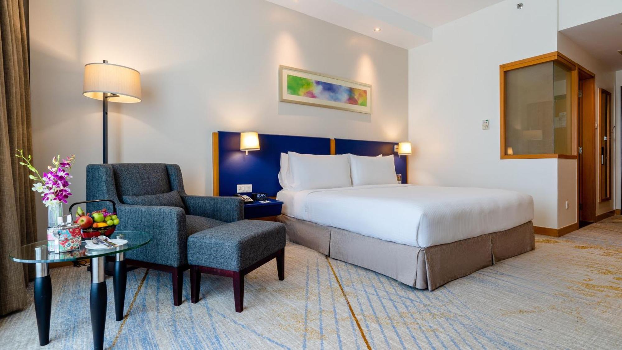 Holiday Inn Melaka By Ihg Kültér fotó A room at the hotel